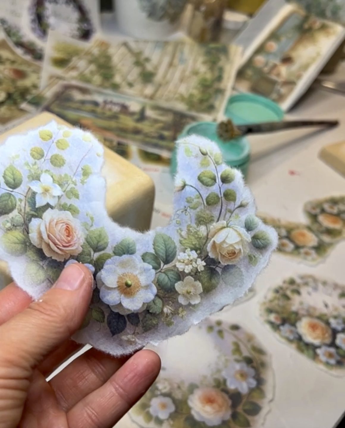 Wycięty kwiatowy motyw z papieru ryżowego do decoupage, róże i białe kwiaty z kolekcji Sekretny Ogród Duszy