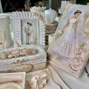 Kolekcja przedmiotów decoupage z panną młodą, parą ślubną, szkatułkami, ramką i różami w stylu vintage