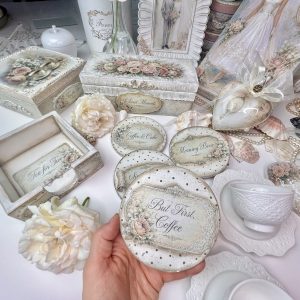 Podkładki i pudełka decoupage z motywami kawy, napisami, różami i dekoracjami w stylu retro