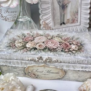 Herbaciarka z ręcznie malowaną koronką decoupage i mixed media