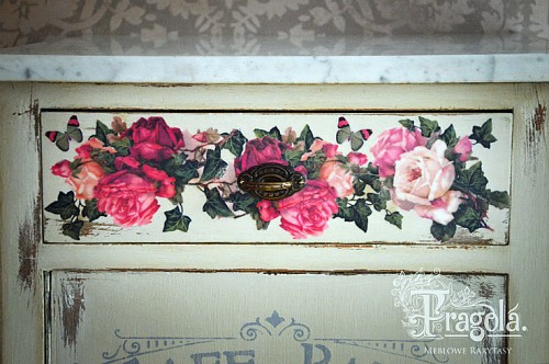 szafka z różami w stylu romantycznym