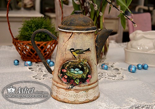 Dzbanek czajnik w stylu vintage z efektem zardzewiałego żelaza