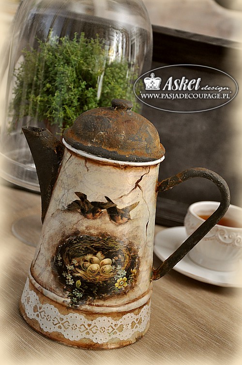 Dzbanek czajnik w stylu vintage z efektem zardzewiałego żelaza