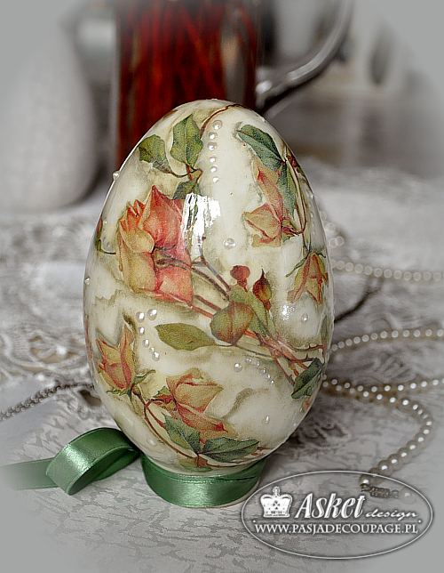 ceramiczne jajo wielkanocne w stylu romantycznym